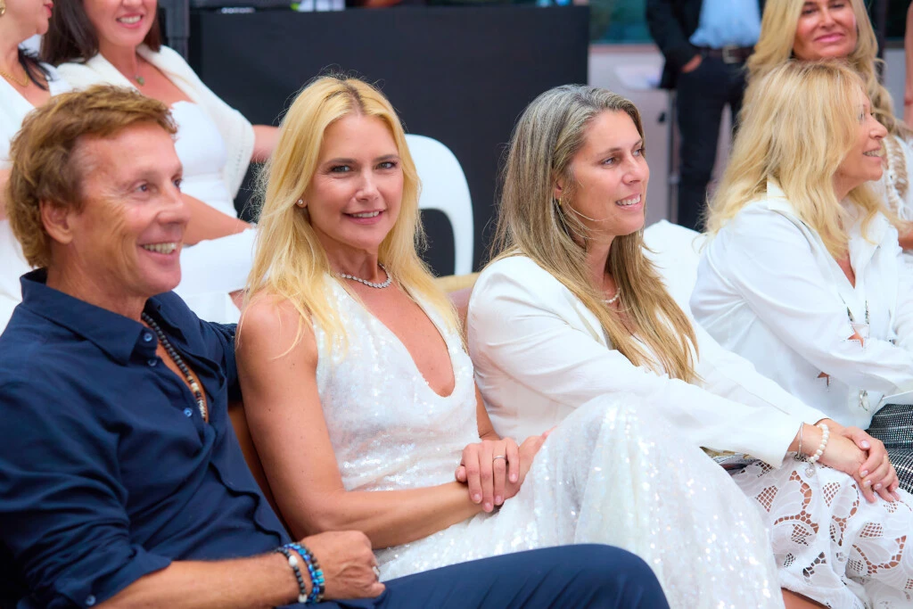 Valeria Mazza deslumbró en el Summer Runway de la Torre Trump Punta del Este con un impactante look total white