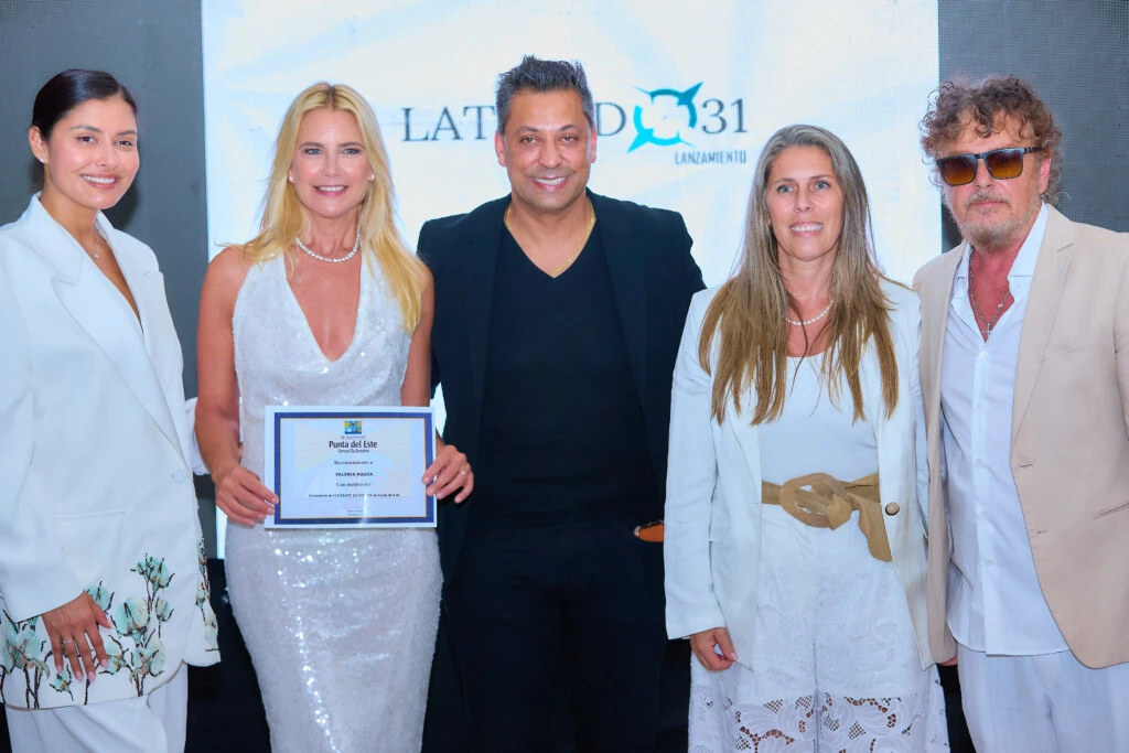 Valeria Mazza deslumbró en el Summer Runway de la Torre Trump Punta del Este con un impactante look total white