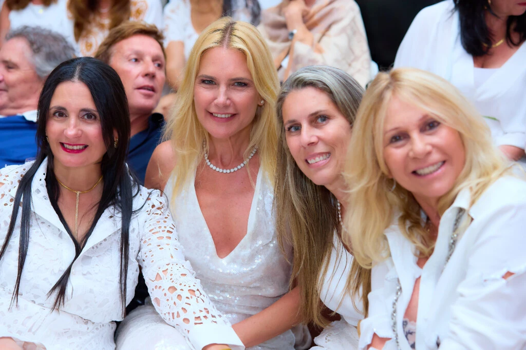 Valeria Mazza deslumbró en el Summer Runway de la Torre Trump Punta del Este con un impactante look total white