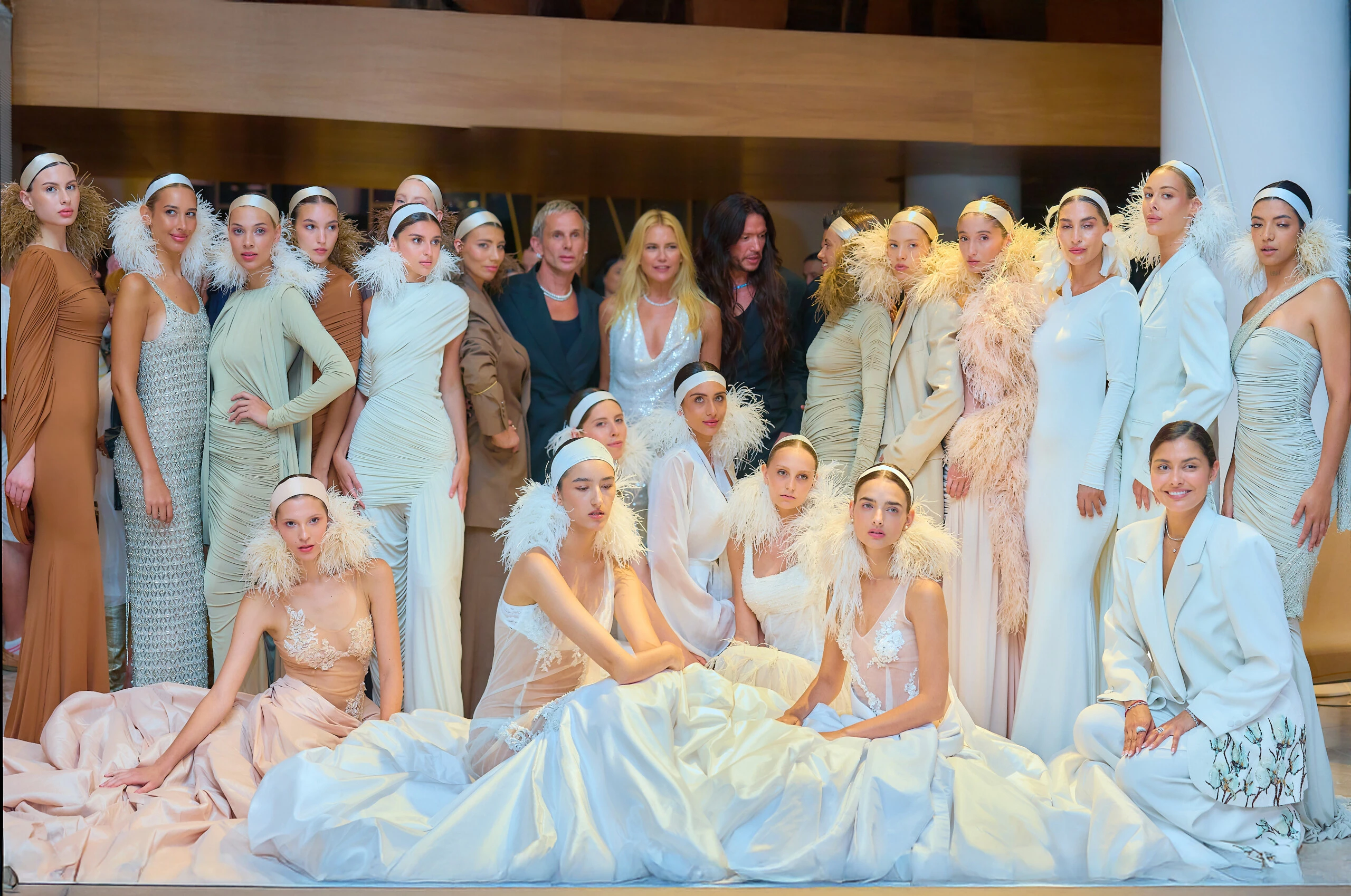 Valeria Mazza deslumbró en el Summer Runway de la Torre Trump Punta del Este con un impactante look total white