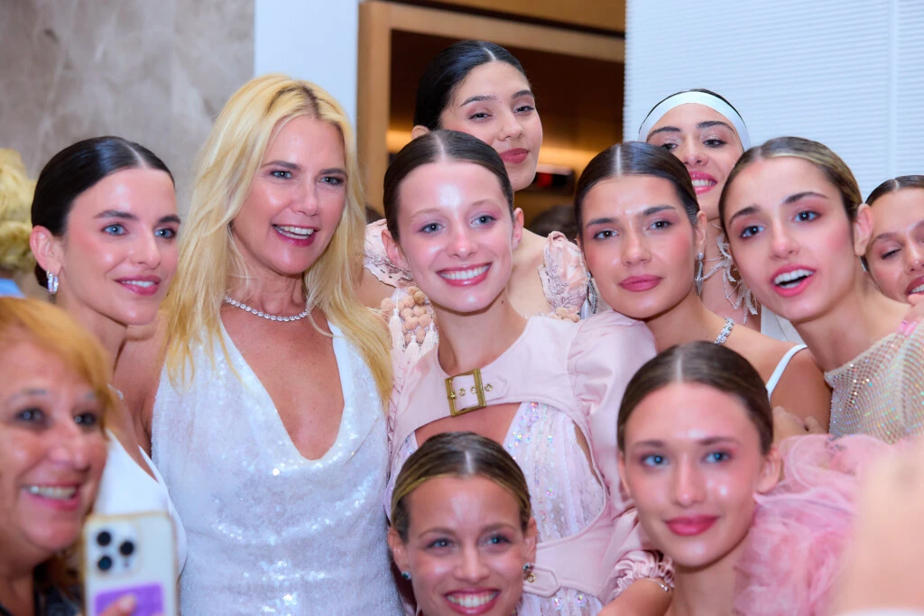 Valeria Mazza deslumbró en el Summer Runway de la Torre Trump Punta del Este con un impactante look total white