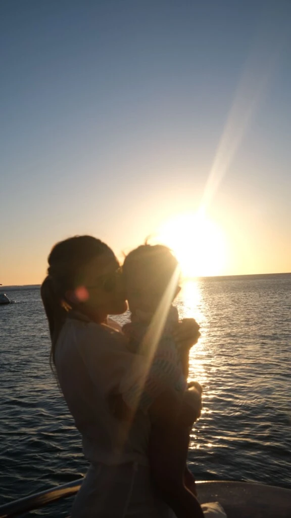 Sofi posó junto a Olivia con el anochecer de fondo.