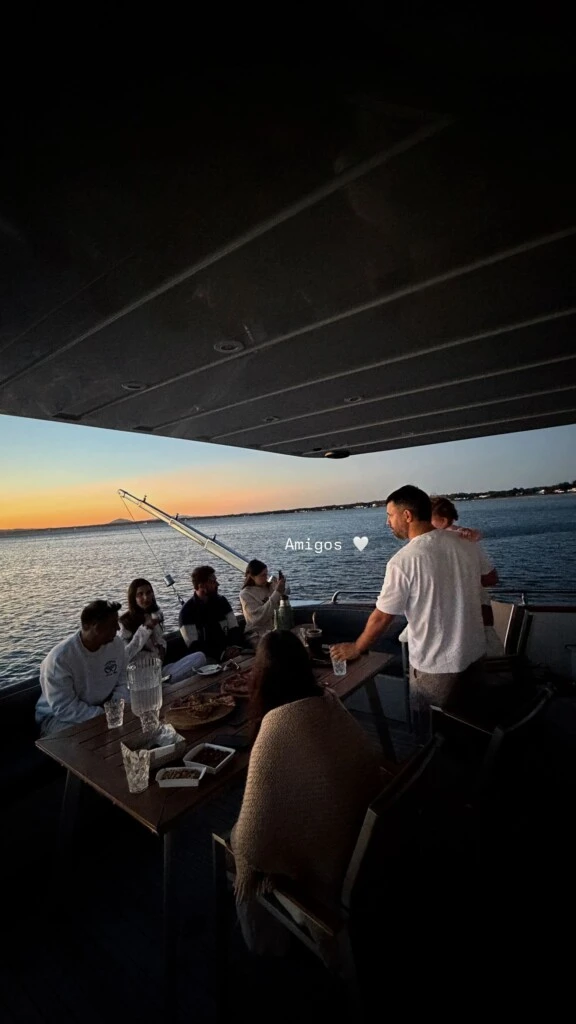 La jornada continuó con vistas al mar y un amplio banquete organizado dentro de la lancha, compartido con amigos de la pareja.