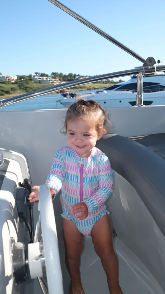 La pequeña disfrutó de un día lleno de vistas soñadas, risas y juegos al aire libre. 
