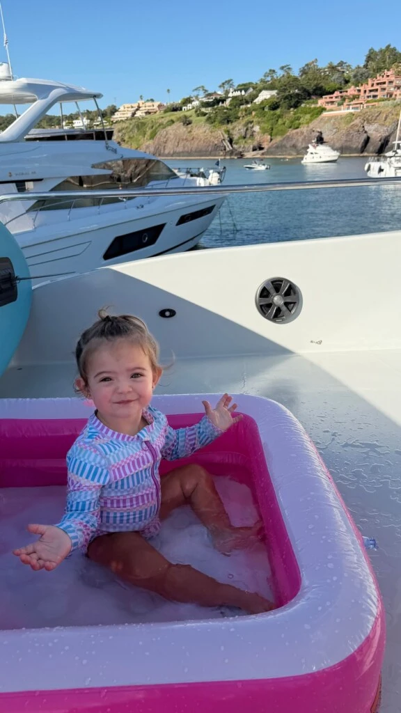 Olivia se mostró cómoda y divertida, e incluso se animó a meterse en una pequeña pelopincho que Sofi y el Kun instalaron para que pudiera refrescarse.