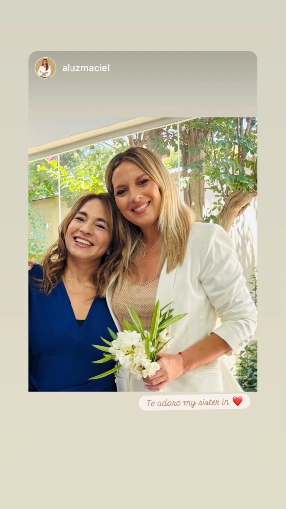 La periodista posó con felicidad junto a amigos, familiares y colegas.