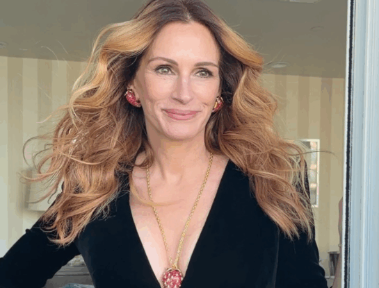 Julia Roberts confirma que el look natural también es sofisticado: pelo con movimiento, maquillaje luminoso y uñas clásicas