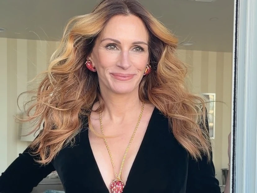 Julia Roberts confirma que el look natural también es sofisticado: pelo con movimiento, maquillaje luminoso y uñas clásicas