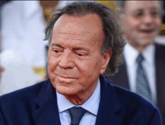 Julio Iglesias bajo la lupa: el trasfondo judicial de las graves denuncias presentadas por sus ex empleadas
