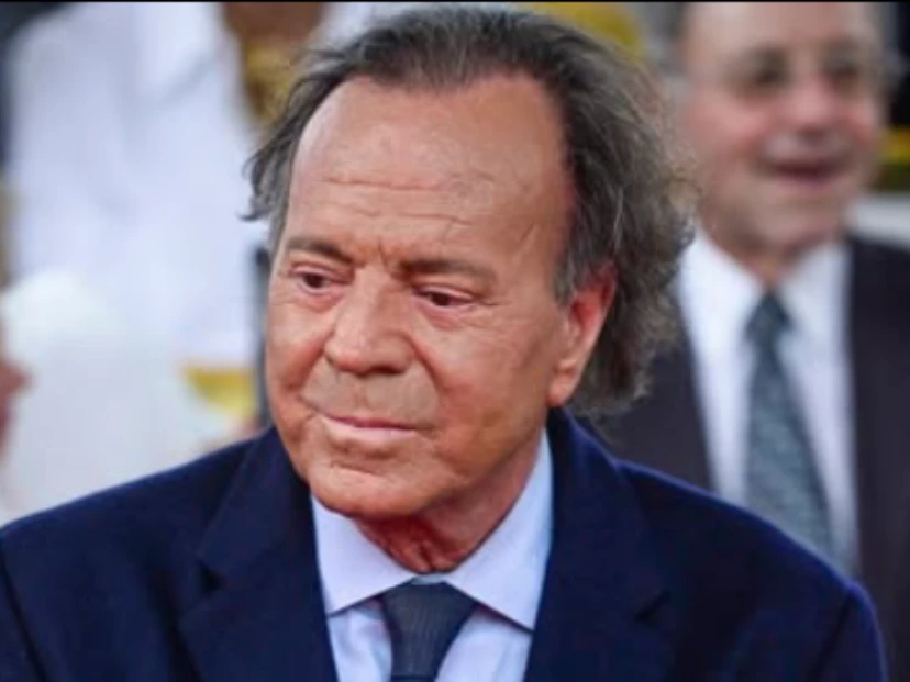 Julio Iglesias bajo la lupa: el trasfondo judicial de las graves denuncias presentadas por sus ex empleadas