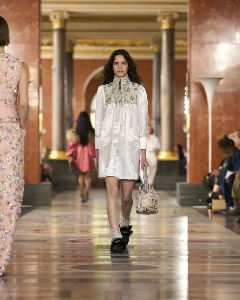 Debuté profesionalmente con Louis Vuitton.