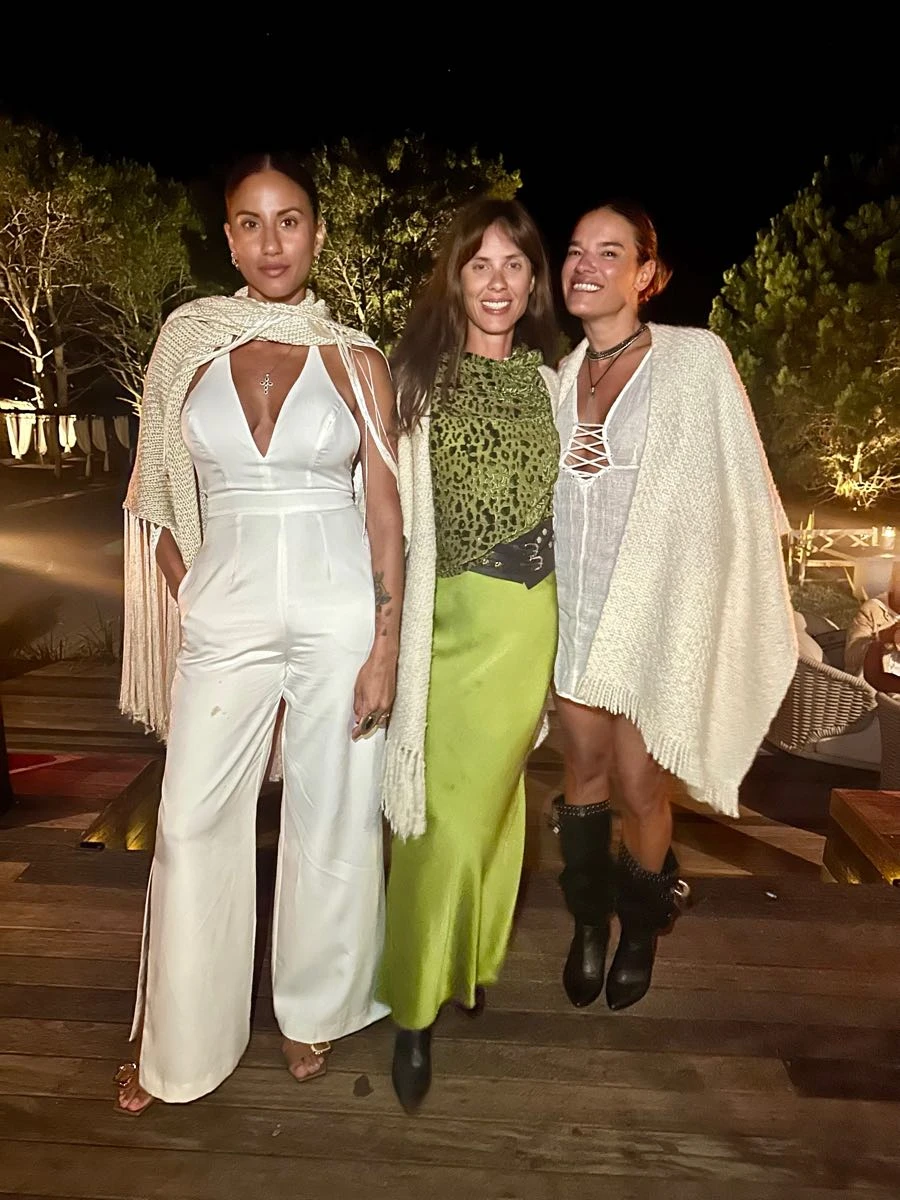 La ambientadora Belén Ferreyra, Cecilia González y Carola Sosa. 