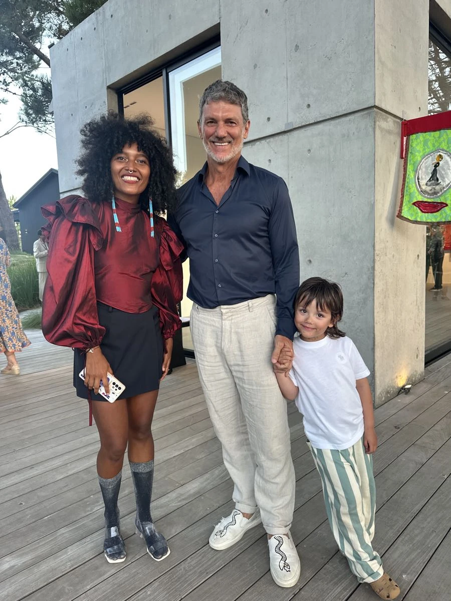 La artista venezolana Wiki Pirela, Leo Mateu y su hijo León.