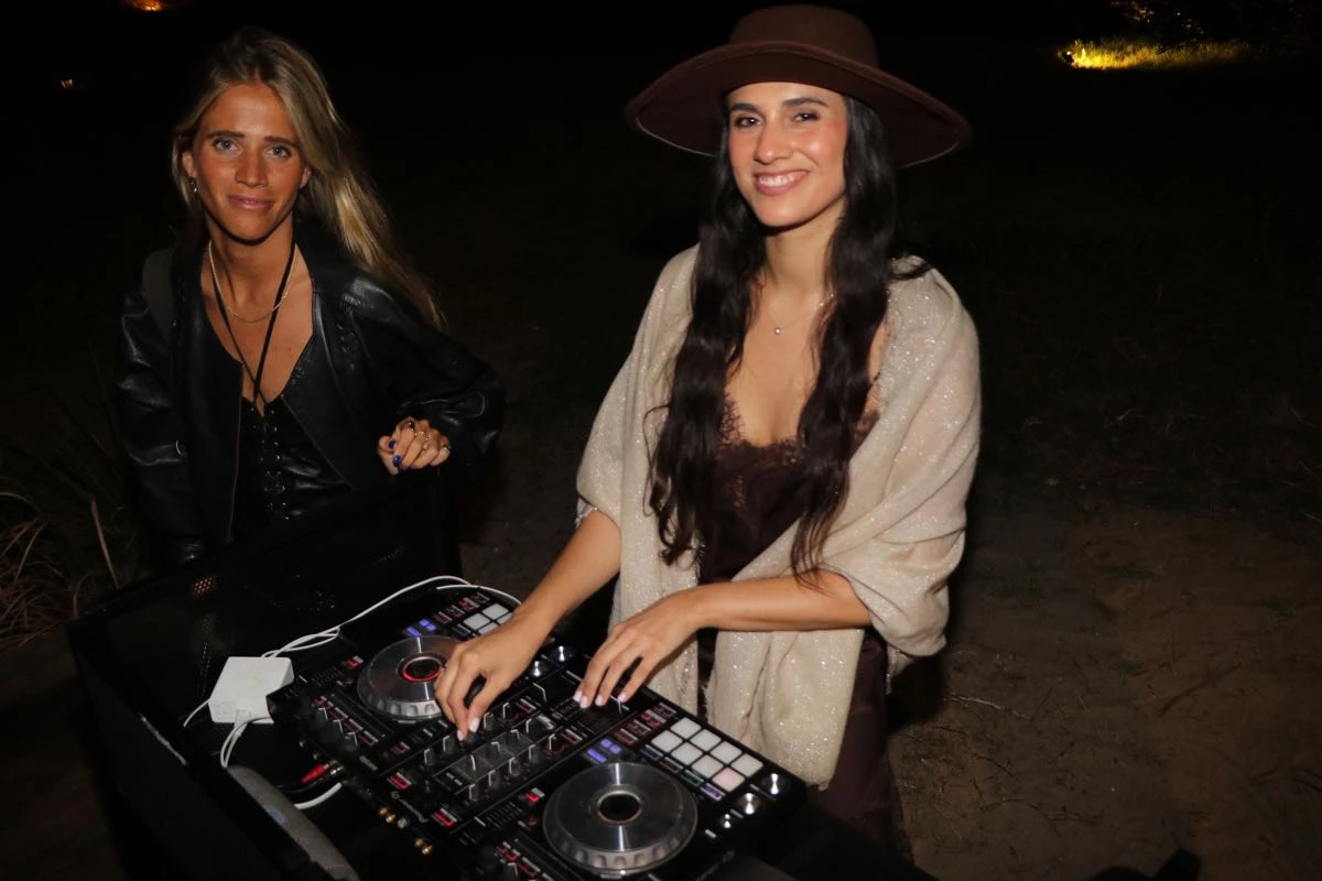 La influencer Ale Rienci junto a Sofi Car, Dj del evento.