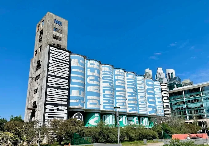 Hoy en día, los silos funcionan como soporte de la obra “Sin título (No podés vivir sin nosotras)”, de la estadounidense Barbara Kruger.