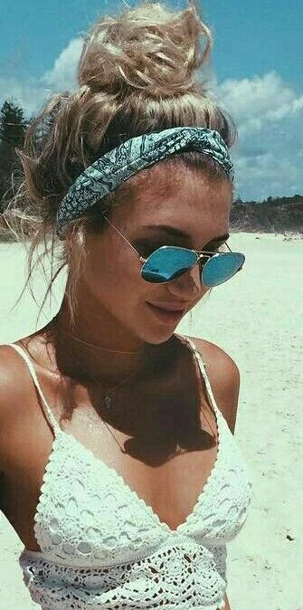 Así se lleva el pelo a la playa: con pañuelo