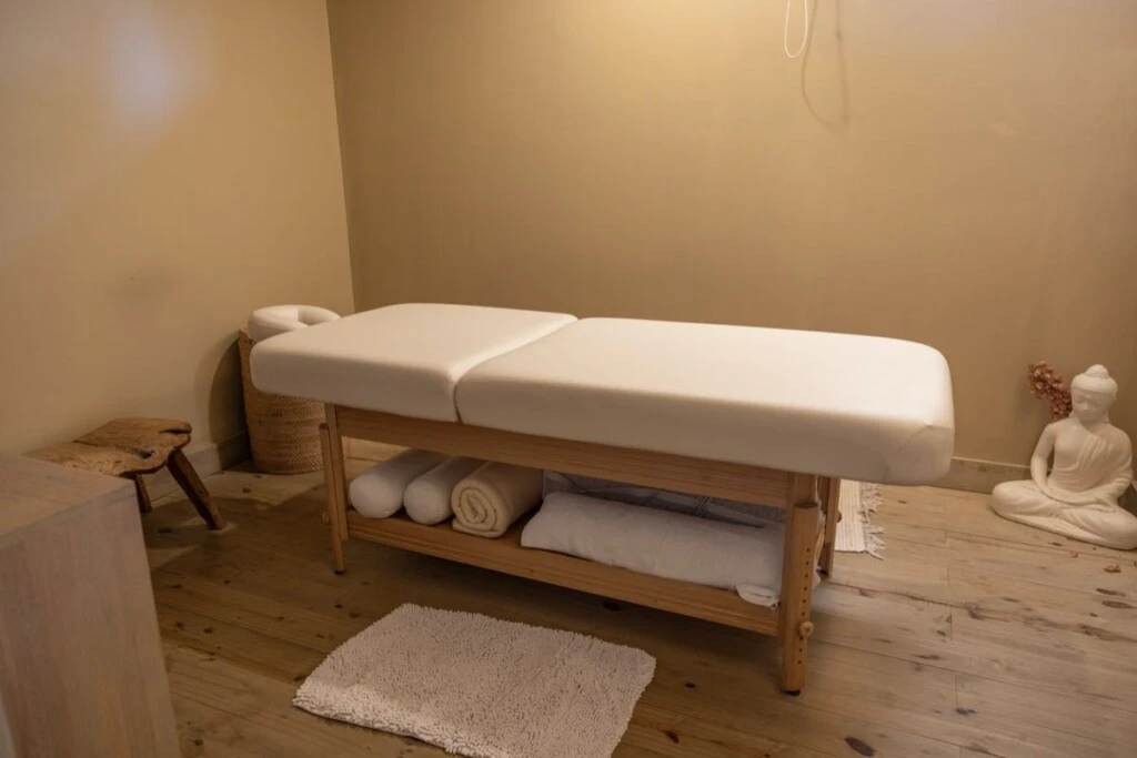 La experiencia se completa con terapias corporales y masajes, prácticas somáticas, acceso a sauna y espacio de vapor