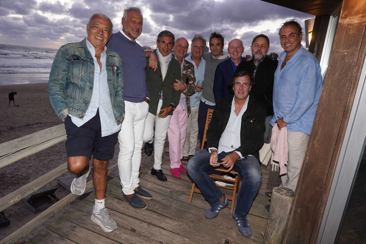 Martin Cabrales junto al grupo de los Pinguinos, entre ellos Castagnino, Paz, Laborda, Sulichin, Bago, Pozzoli