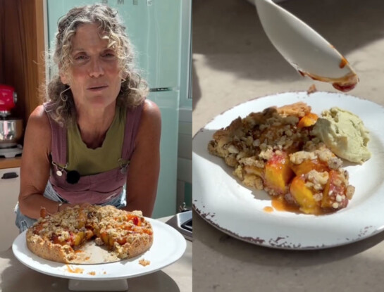 Tartafrolla de duraznos: la receta rústica, tibia y riquísima de Maru Botana