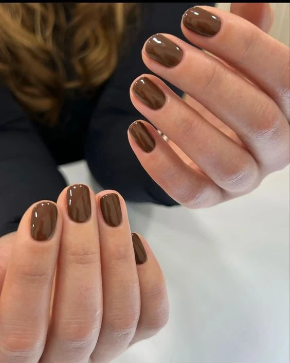 Manicura marrón chocolate: el color que es tendencia absoluta