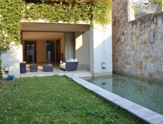 La casa que Pampita puso en venta en Belgrano: una mansión de diseño moderno con carácter y rincones inspiradores