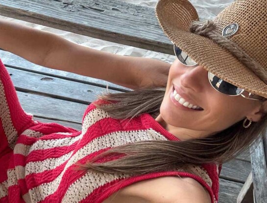 Pampita adelantó una de las tendencias del verano 2027 con su look boho chic color burgundy