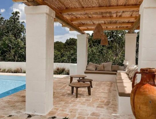 Pérgolas de madera: el encanto mediterráneo y boho chic que redefine la vida al aire libre
