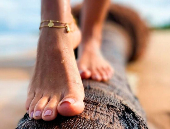 Qué color llevar en los pies este verano: las tendencias para la playa que arrasan en 2026