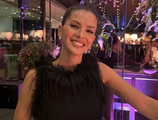 La China Suárez impone el negro absoluto en Estambul: botas XXL y actitud fashionista