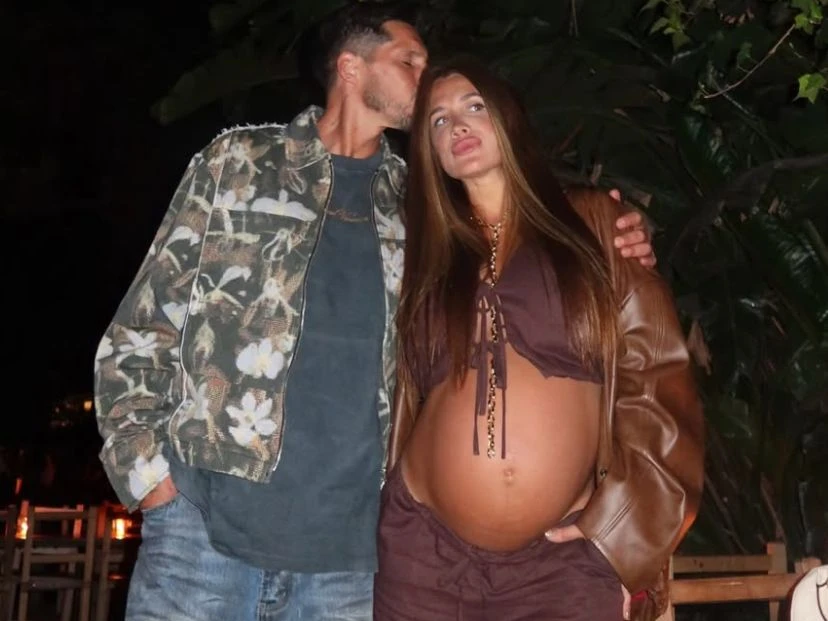 Las vacaciones de Cami Homs en la recta final de su embarazo: playa y familia