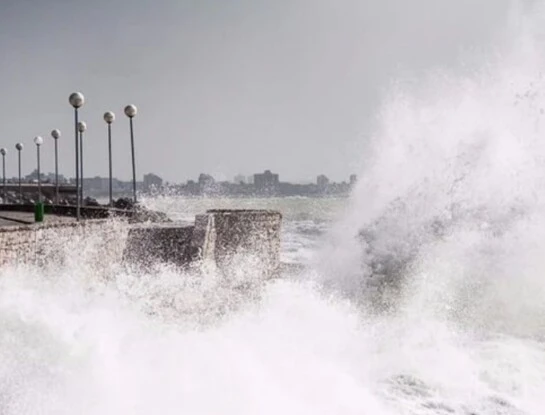 "Se produjo un remolino negro, fue horrible": así se vivió el pánico por la ola gigante en Santa Clara y Mar del Plata