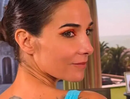 El look de Juana Viale: vestido celeste, espalda profunda y detalles florales