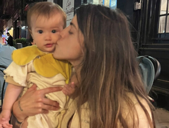 El original sombrero tipo capota de Bee, la hija de Calu Rivero: el accesorio retro que anticipa tendencia verano 2026