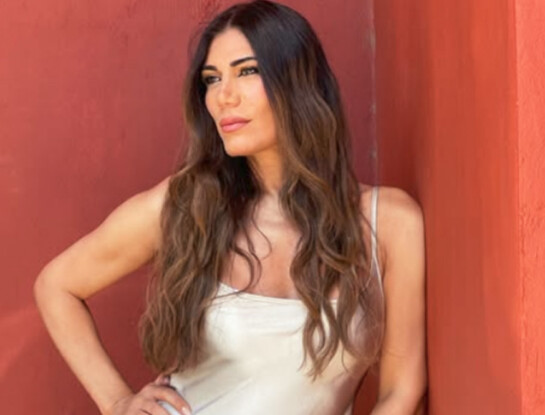 Flor de la V adopta el boho chic con una blusa artesanal hecha por ella misma