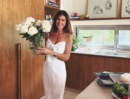 Juliana Awada confirma el poder de la camisa rayada: el básico más versátil del verano