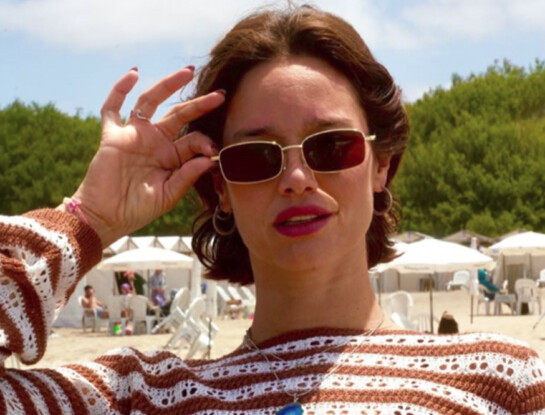 Manu Viale impone tendencia en la playa con los crop sweaters: cómo usarlos este verano