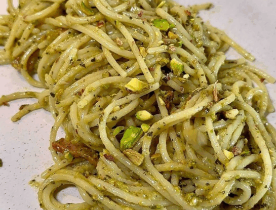 Pasta con pesto de pistachos: la receta innovadora y rápida que tenés que probar