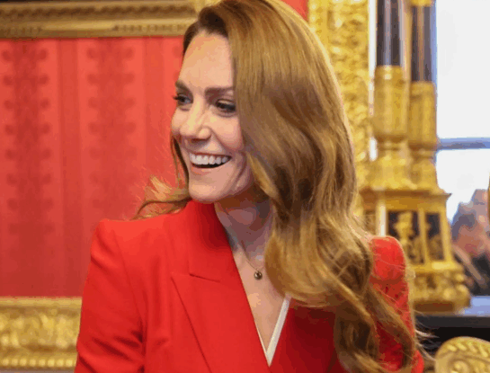 Poder en rojo: el traje de Kate Middleton que reescribe la sastrería con actitud