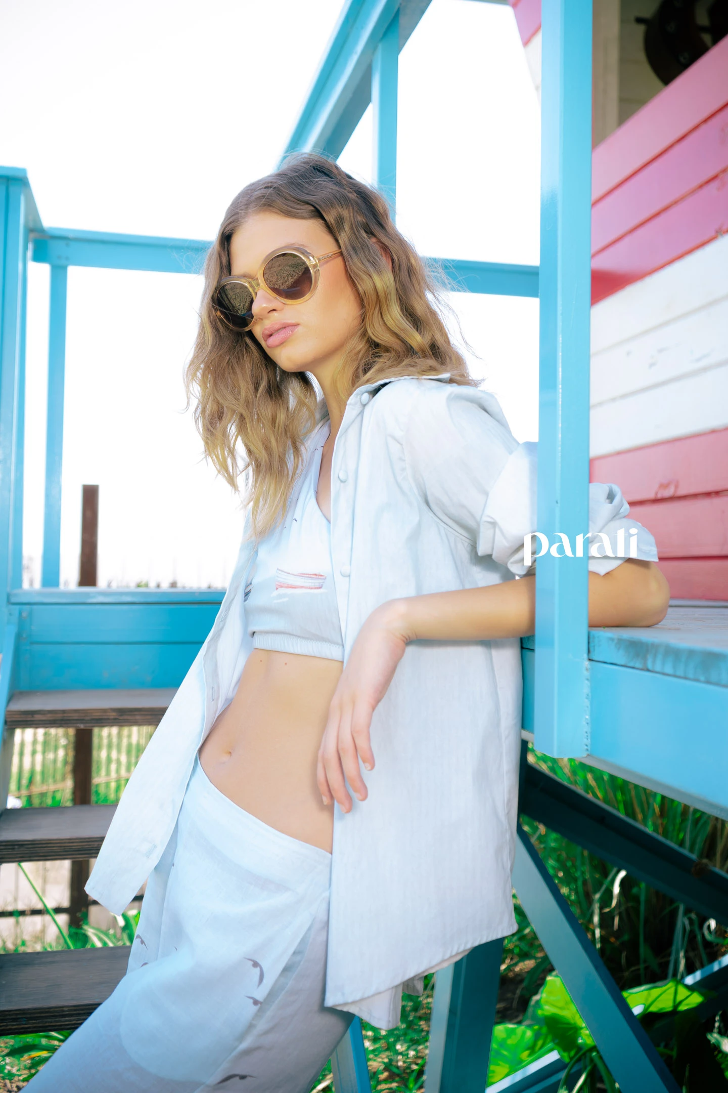 Camisa y pantalón de lino estampado y corpiño ad hoc @solangem.smode, sandalias @vaires.oficial, anteojos de sol @hardem_official.