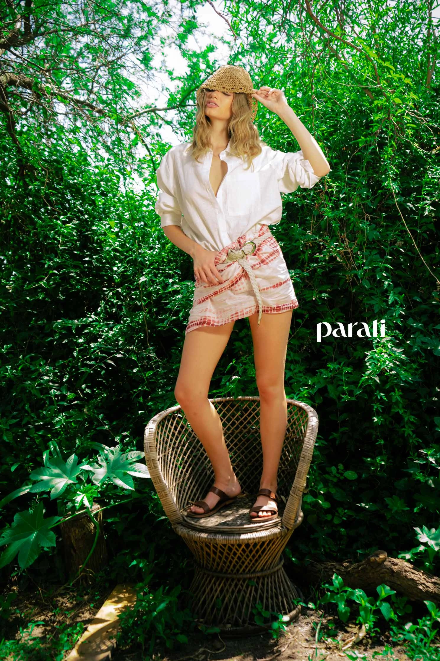 Camisa de lino y pareo como pollera, cinturón trenzado y gorro @verapasionadas.