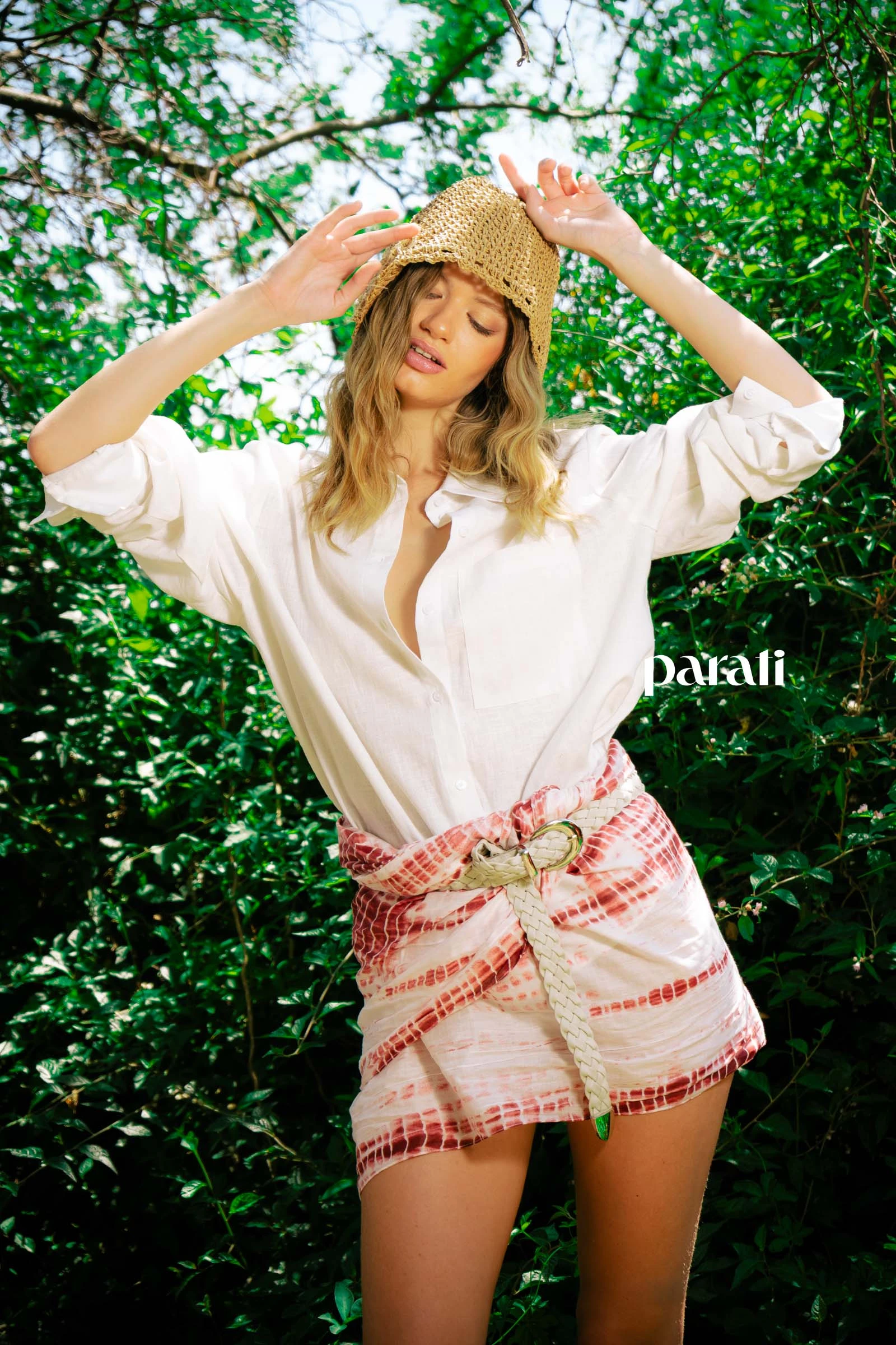 Camisa de lino y pareo como pollera, cinturón trenzado y gorro @verapasionadas.