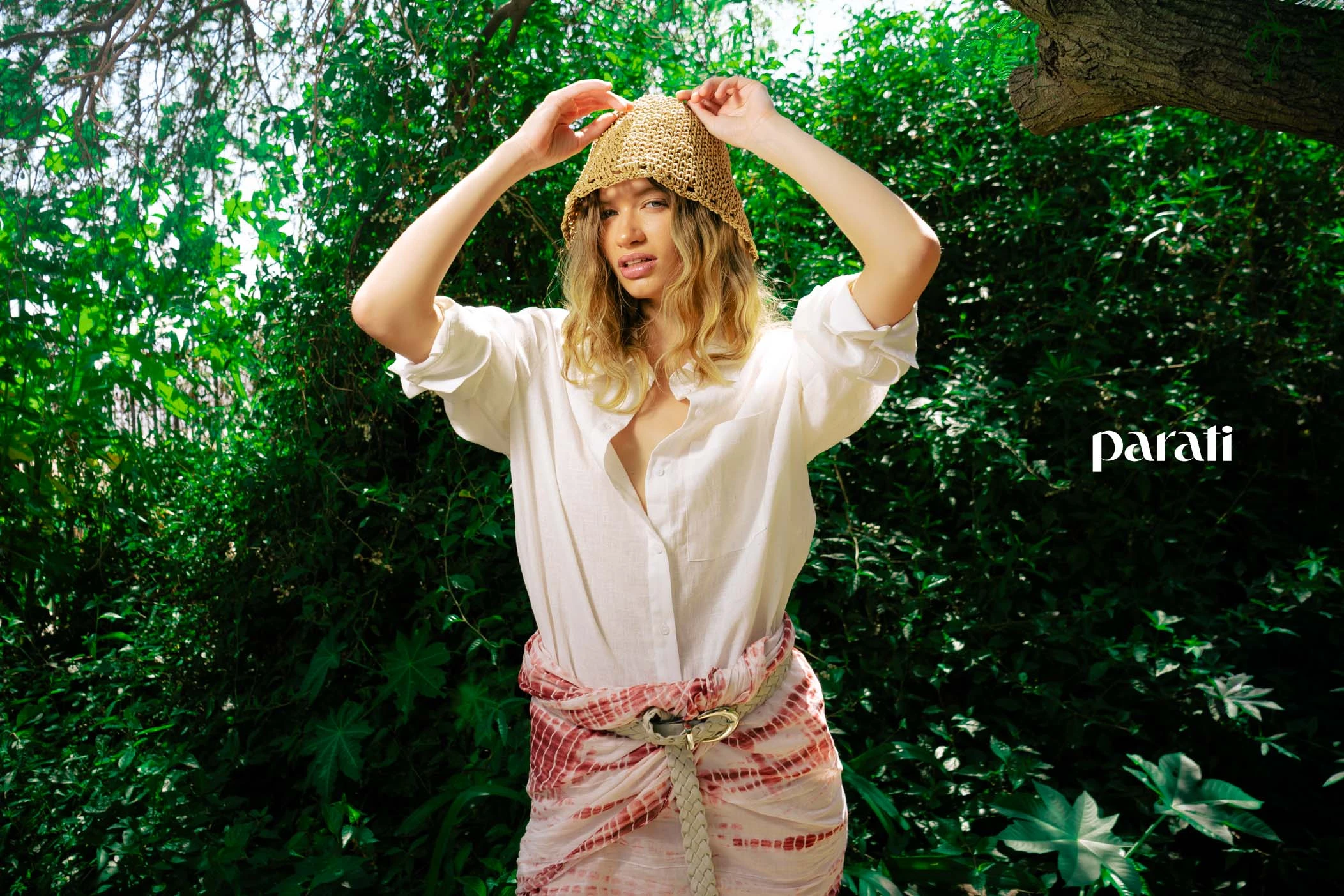 Camisa de lino y pareo como pollera, cinturón trenzado y gorro @verapasionadas.