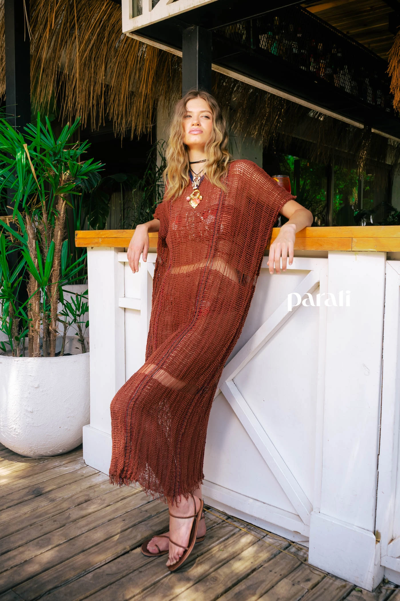 Túnica calada @bluesheepba, collares @losvadosdelisen y sandalias de cuero @vaires.oficial.