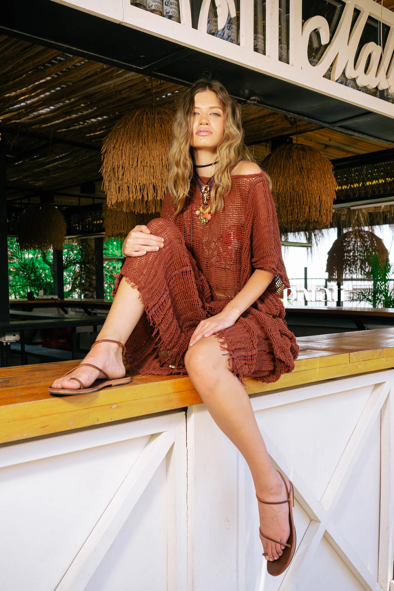 Túnica calada @bluesheepba, collares @losvadosdelisen y sandalias de cuero @vaires.oficial.