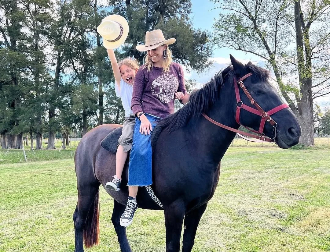 La cabalgata es una de las actividades favoritas de la familia. Fotos: IG.