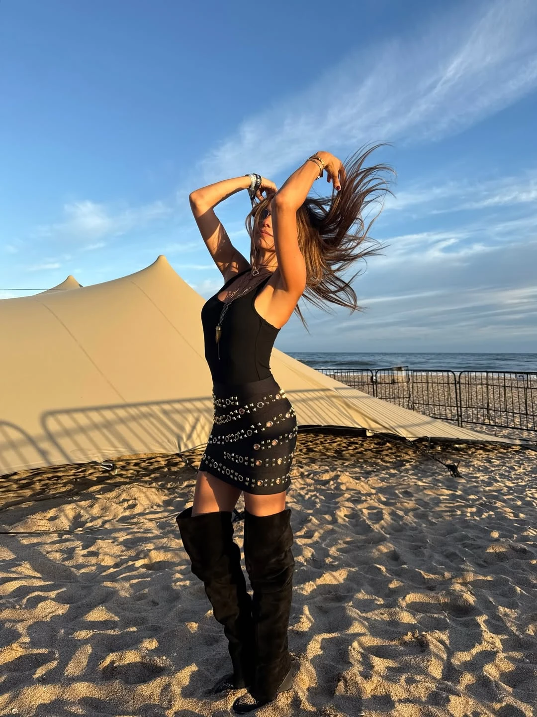 Pampita se animó a las botas de gamuza para la playa. Fotos: IG. 