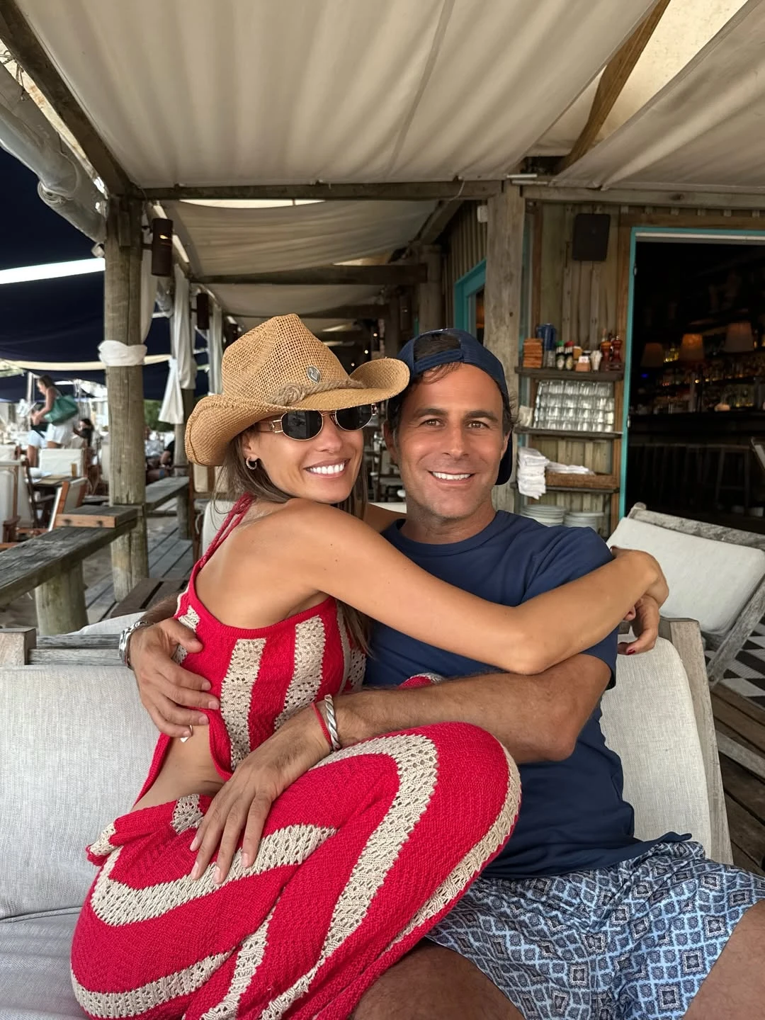 Pampita con look crochet y muy enamorada de Martín Pepa