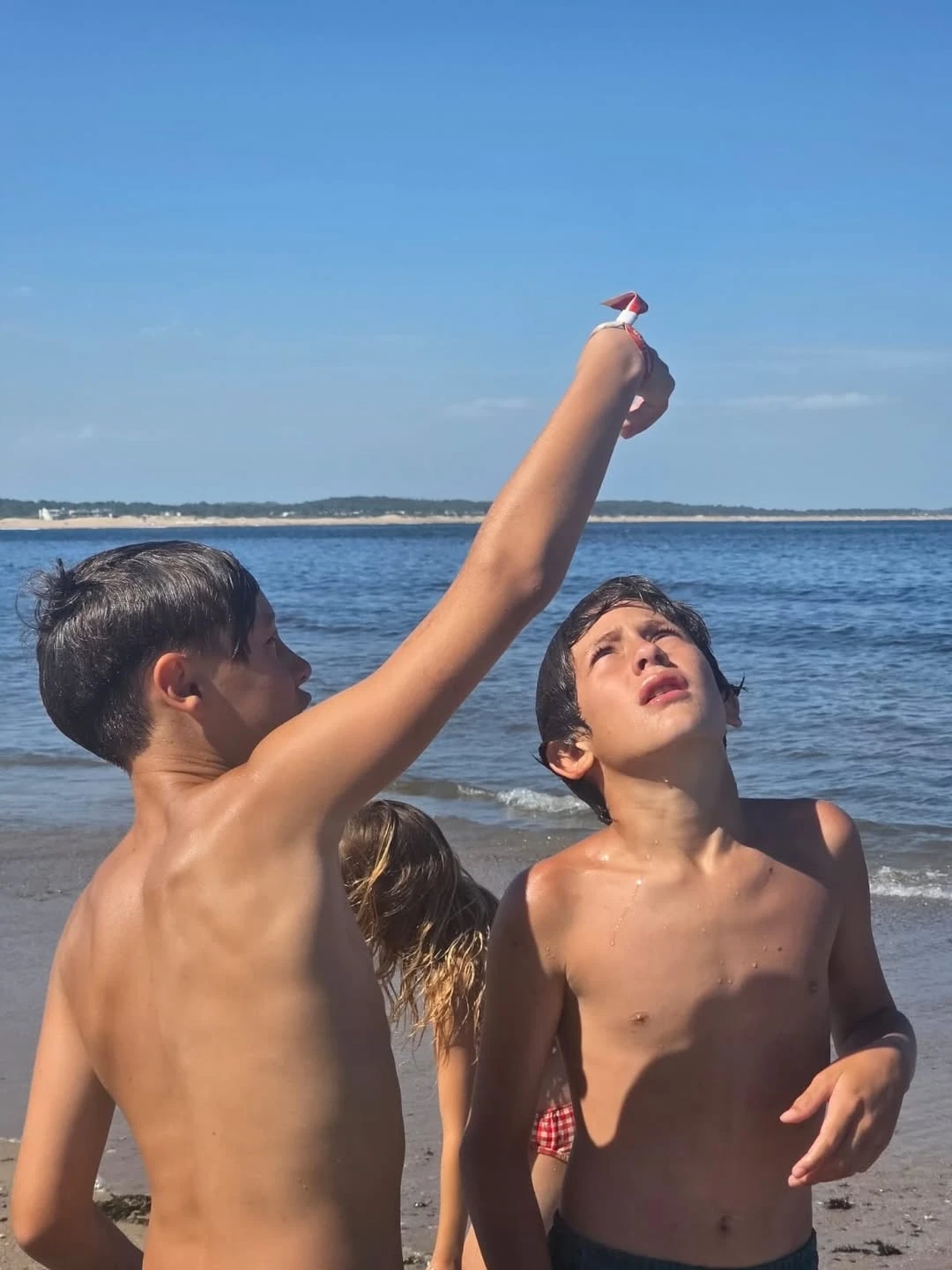 Beltrán, Benicio y Magnolia Vicuña en las playas esteñas