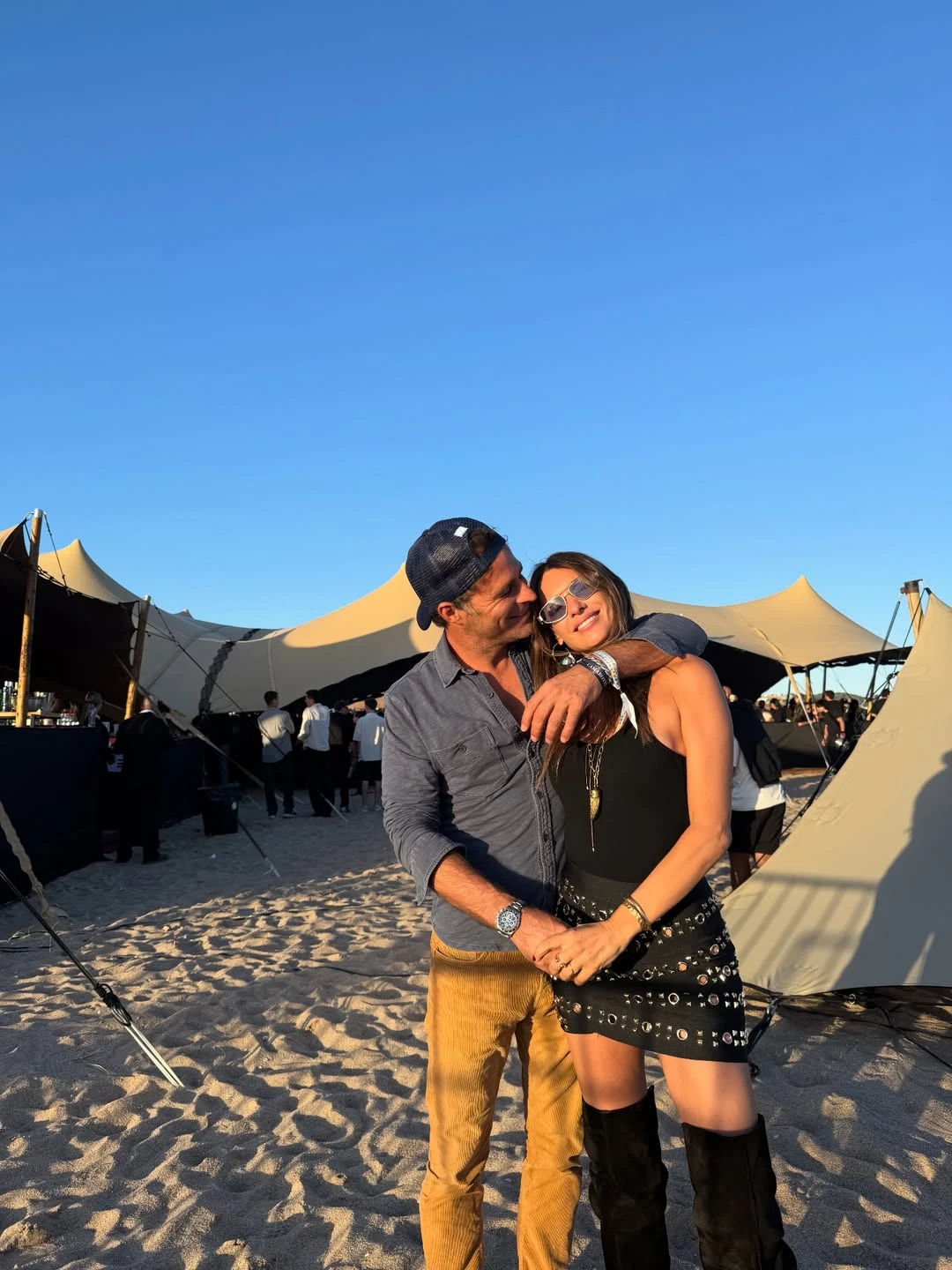 Martín Pepa con camisa, pantalón mostaza y zapatillas. Fotos: Ig.