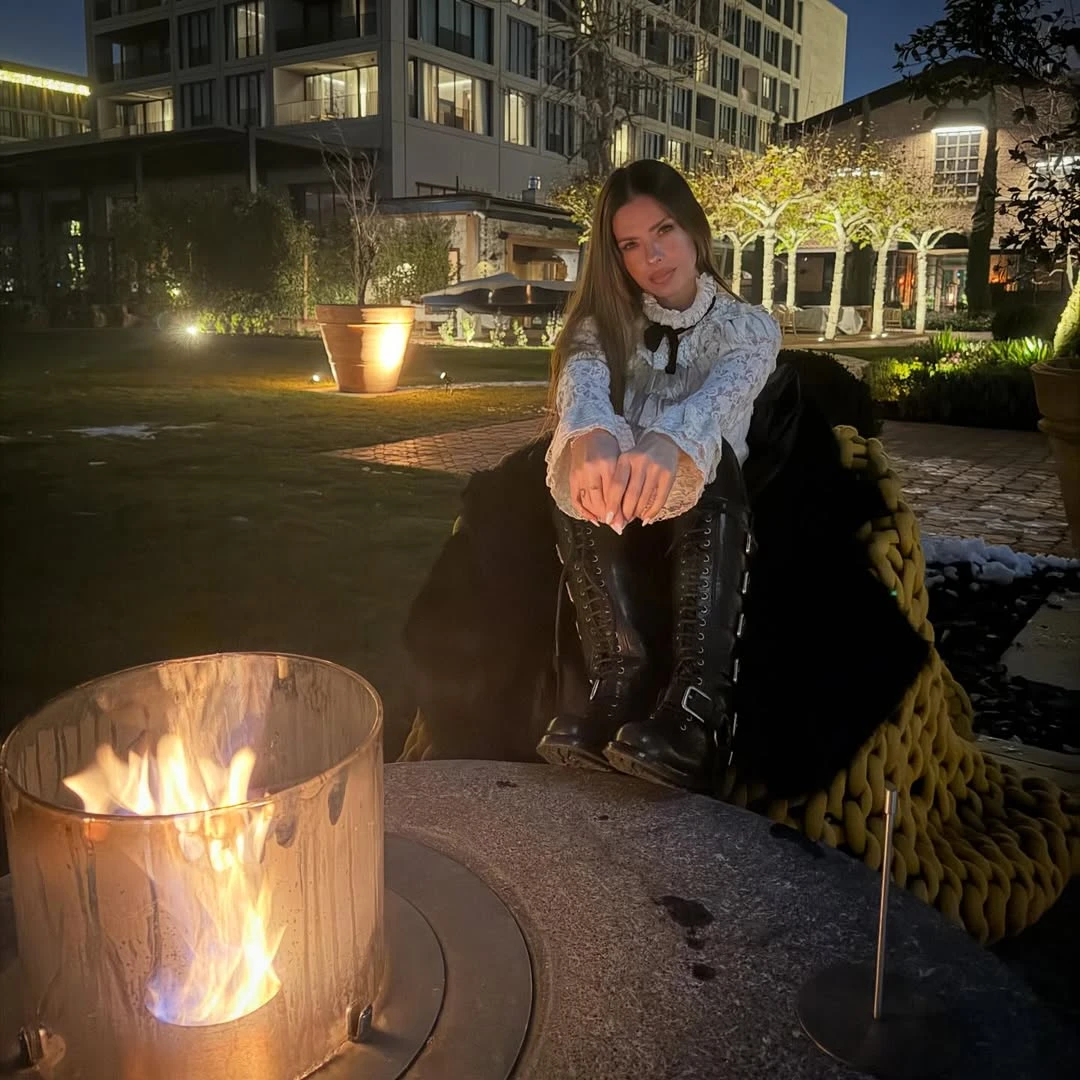 La actriz sumó unas botas a su look. Fotos: IG. 